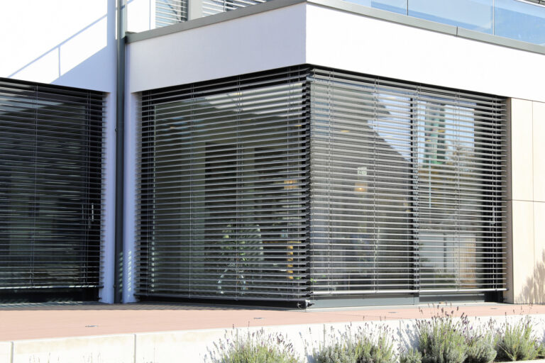 Professionell installierter Sonnenschutz für Fenster von Franke & Borucki