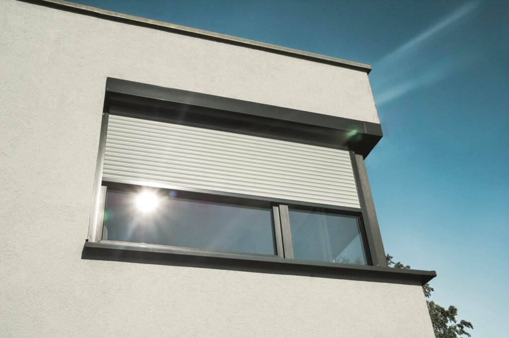 Professionell eingesetzte Fenster von der Marke Roma, mit Sonnenschutz und Insektenschutz von Franke & Borucki