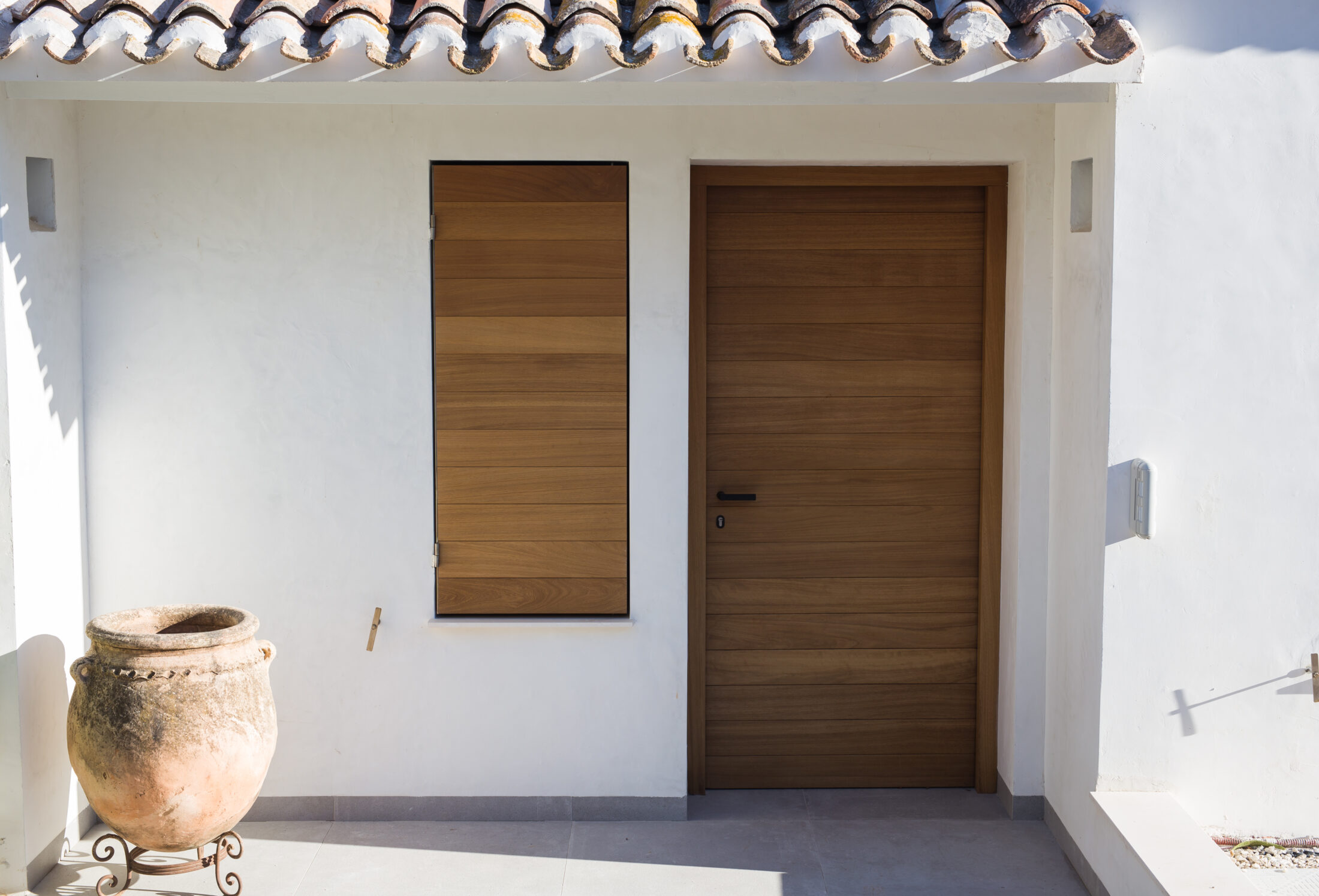 Moderne Hauseingangstür aus Holz von Kowa