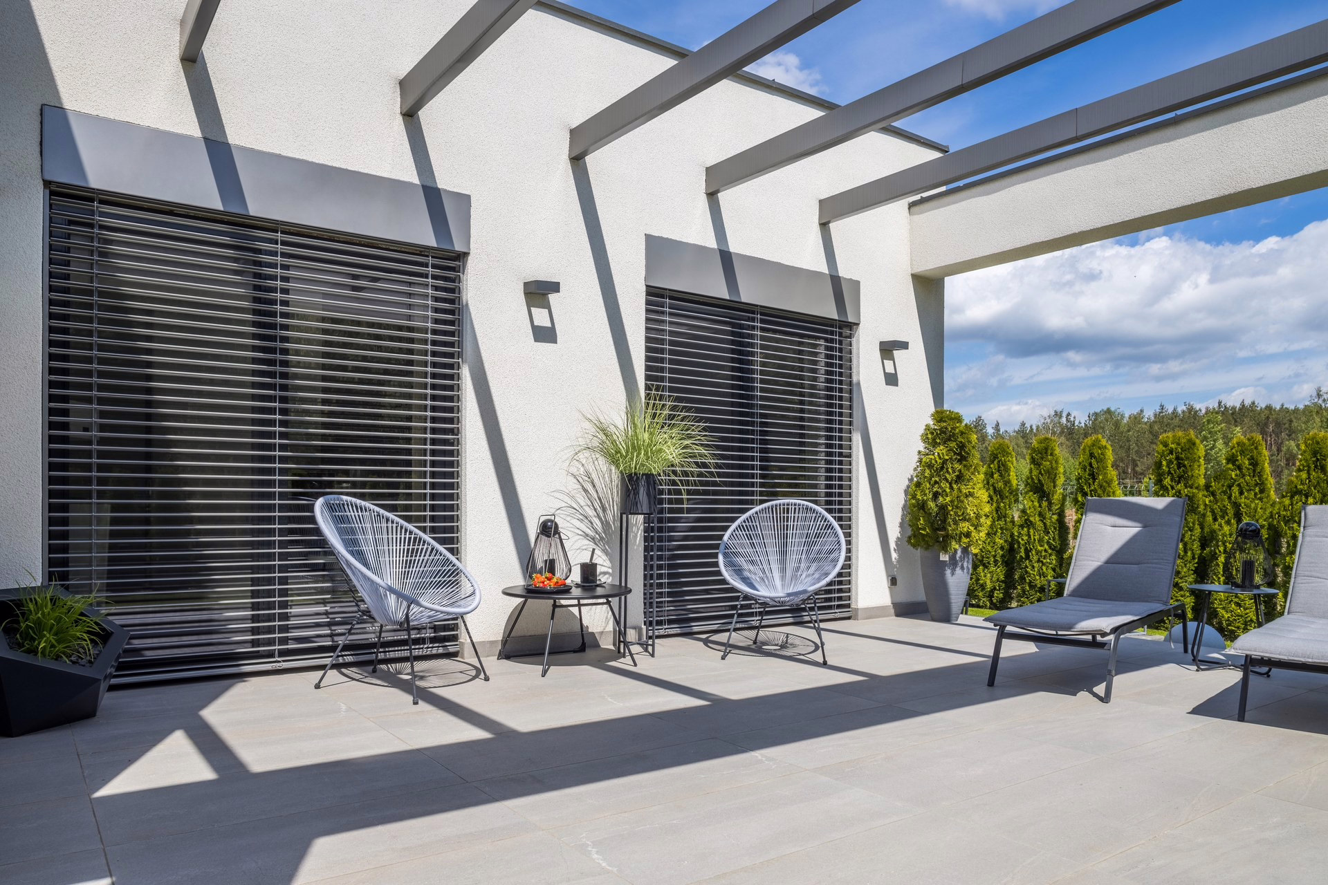 raffstore-sonnenschutz-vergleich Sonnenschutz für Fenster: Raffstore, Rollladen oder Markise – was schützt am besten vor Hitze? 8